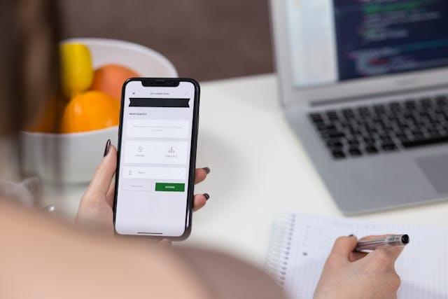 Человек тестирует программу на смартфоне